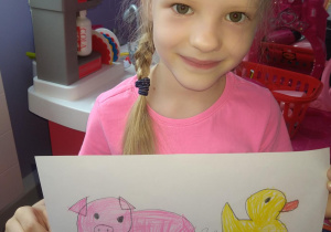 Dziewczynka pokolorowała wiejskie zwierzątka